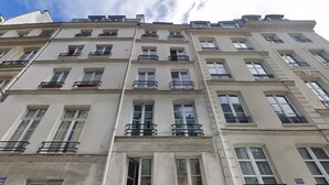 A multi-story building with numbered windows and balconies. - Luxury - 1BR - Louvre/Saint Honoré/palais Royal-AC (Paris)