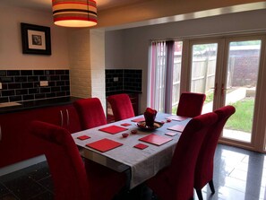 Dining room - Room-cozy Sheffield Guest Room With Shar (Sheffield)