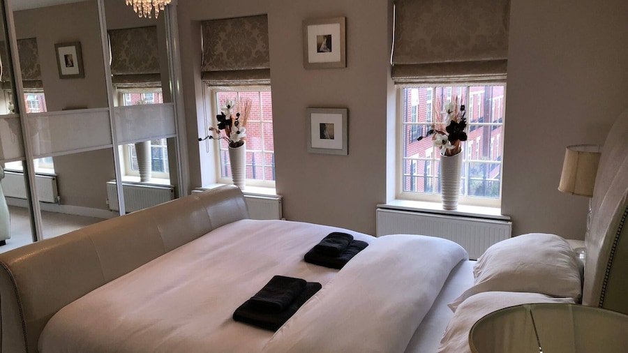 Room-cozy Sheffield Guest Room With Shar