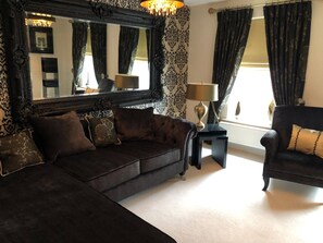 Living room - Room-cozy Sheffield Guest Room With Shar (Sheffield)