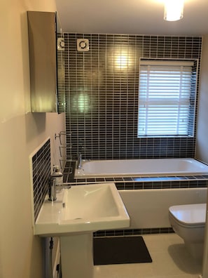 Bathroom - Room-cozy Sheffield Guest Room With Shar (Sheffield)
