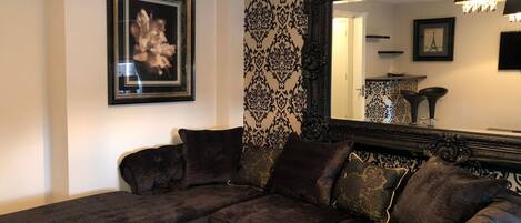 Room, 2 Bedrooms | Living room