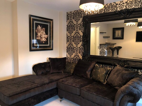 Room, 2 Bedrooms | Living room
