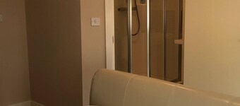 Room-cozy Sheffield Guest Room With Shar