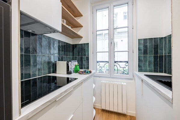 Mikrovågsugn, ugn, spishäll och diskmaskin