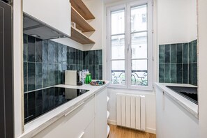 Een magnetron, een oven, een kookplaat, een vaatwasser