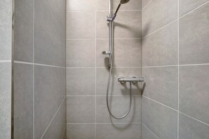 Een douche, een haardroger, handdoeken