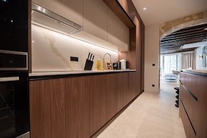Microonde, forno, piano cottura, lavastoviglie