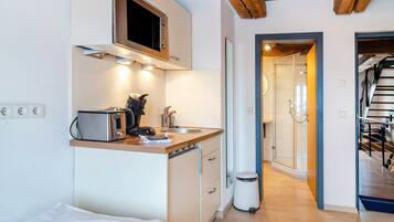 Fridge, oven, stovetop, coffee/tea maker