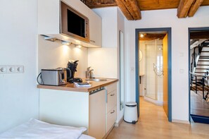 Fridge, oven, stovetop, coffee/tea maker