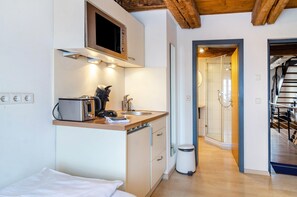 Fridge, oven, stovetop, coffee/tea maker