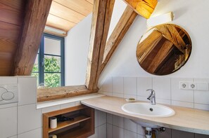 Een douche, een haardroger, handdoeken