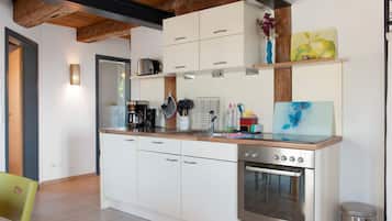 Fridge, oven, stovetop, coffee/tea maker
