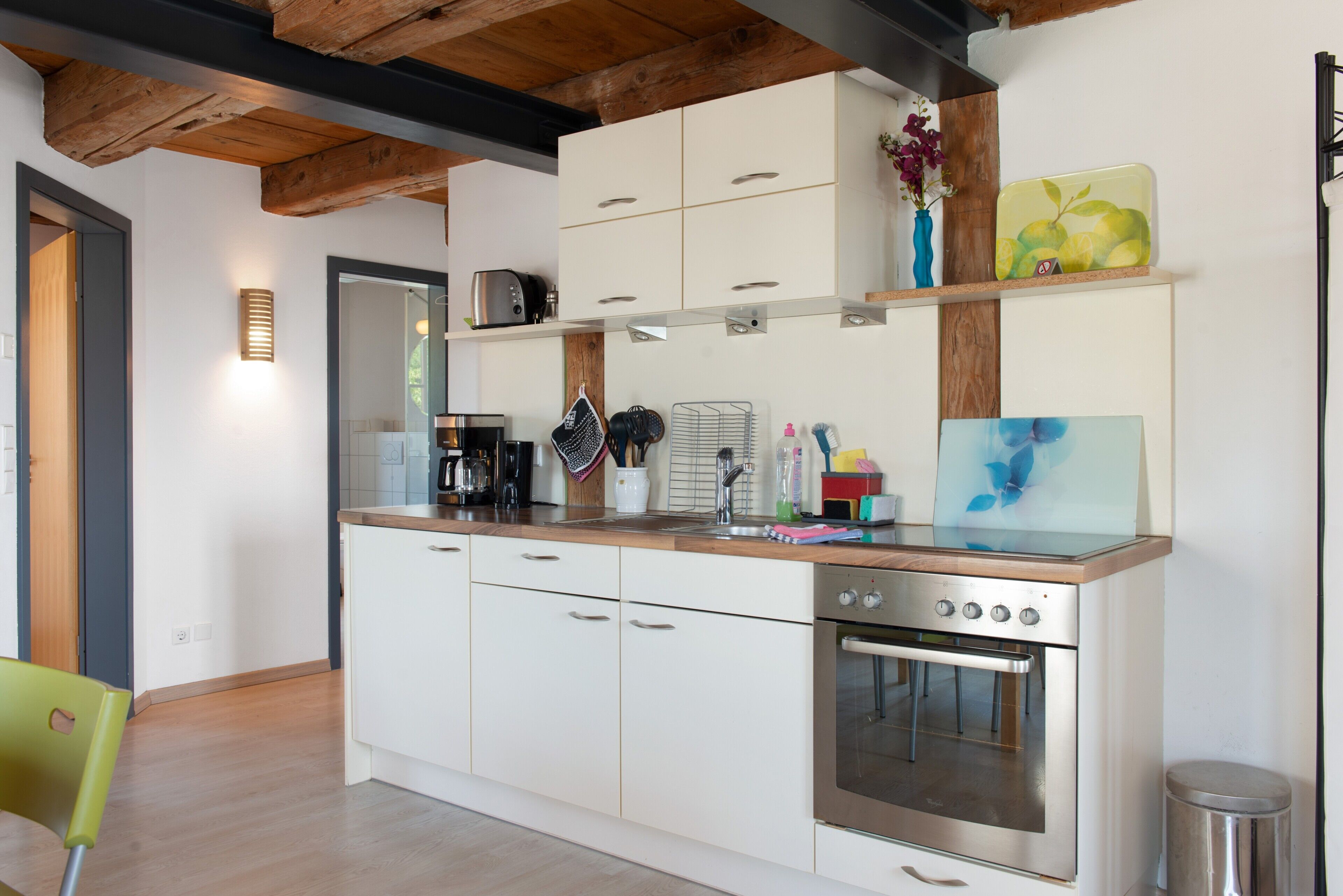 Réfrigérateur, un four, surface de cuisson, cafetière-théière