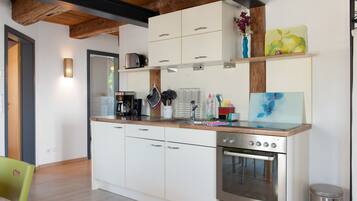 Réfrigérateur, un four, surface de cuisson, cafetière-théière