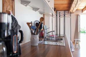 Fridge, oven, stovetop, coffee/tea maker