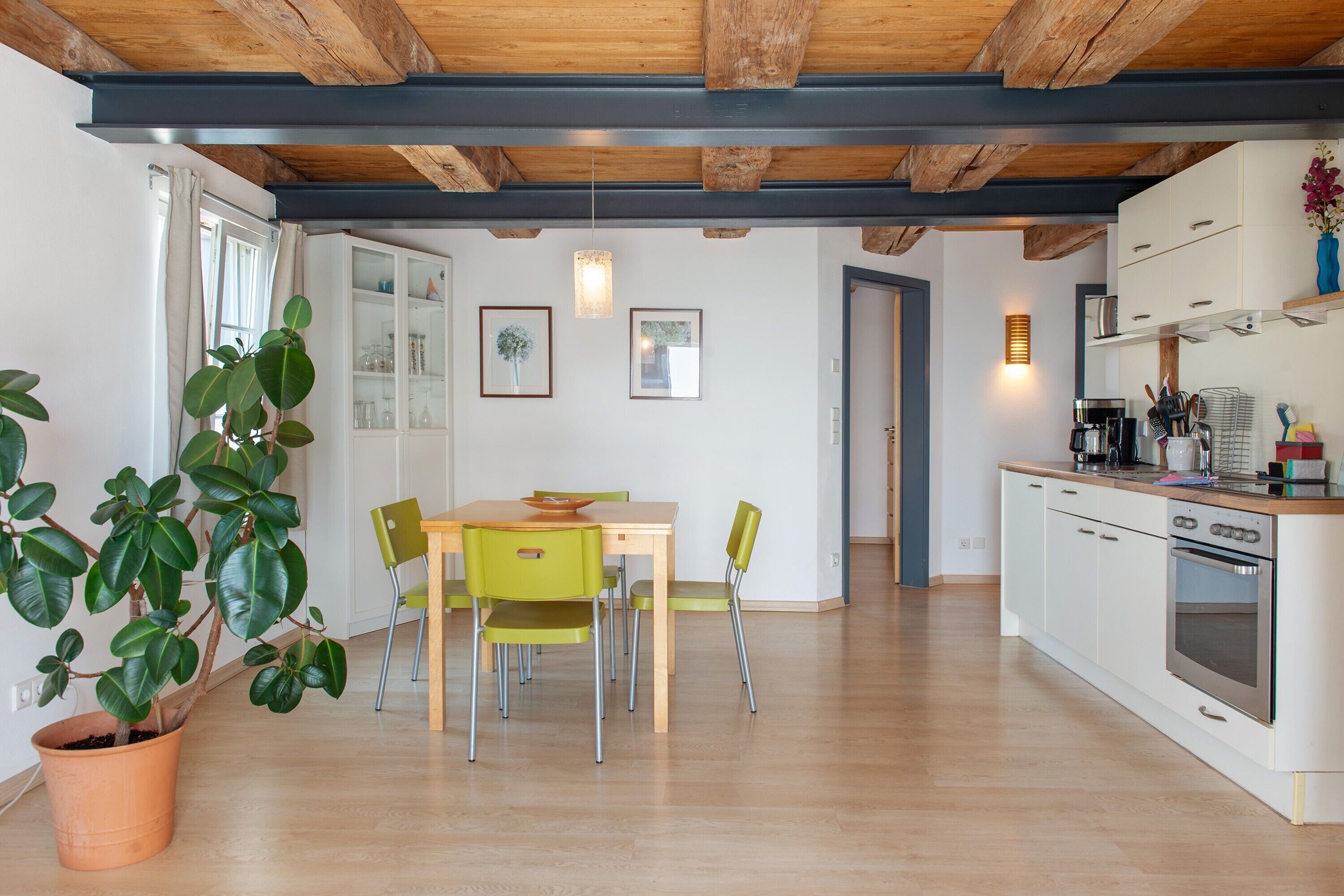 Fridge, oven, stovetop, coffee/tea maker