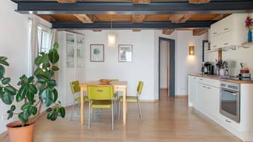 Fridge, oven, stovetop, coffee/tea maker