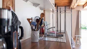 Réfrigérateur, four, plaque de cuisson, cafetiÚre/bouilloire