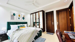 4 bedrooms, iron/ironing board, bed sheets