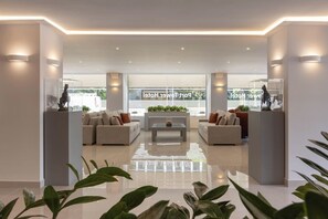 ฝ่ายต้อนรับ