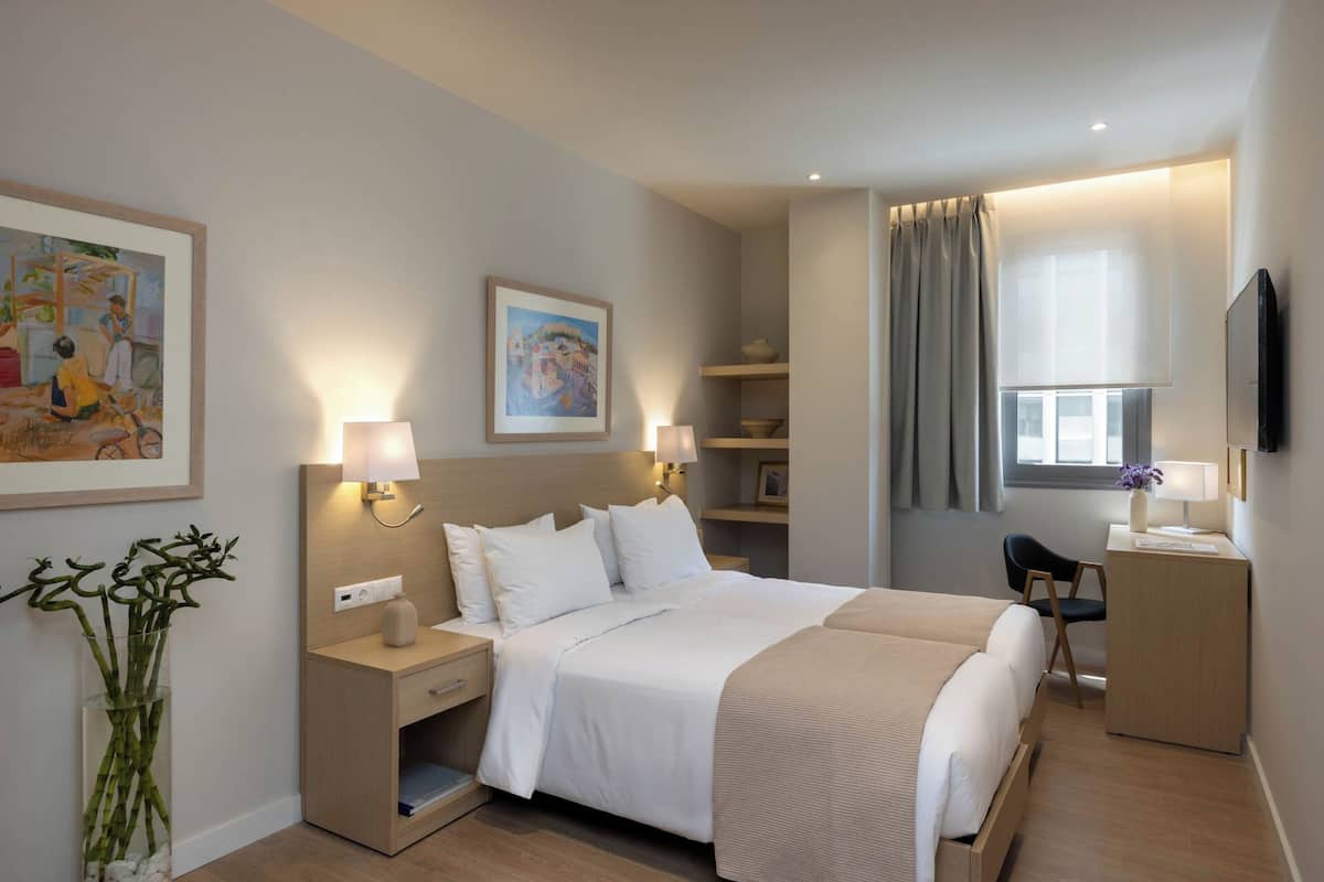 Klassieke kamer, 1 twee- of 2 eenpersoonsbedden, uitzicht op stad | 1 slaapkamer, een kluis op de kamer, een bureau, een laptopwerkplek
