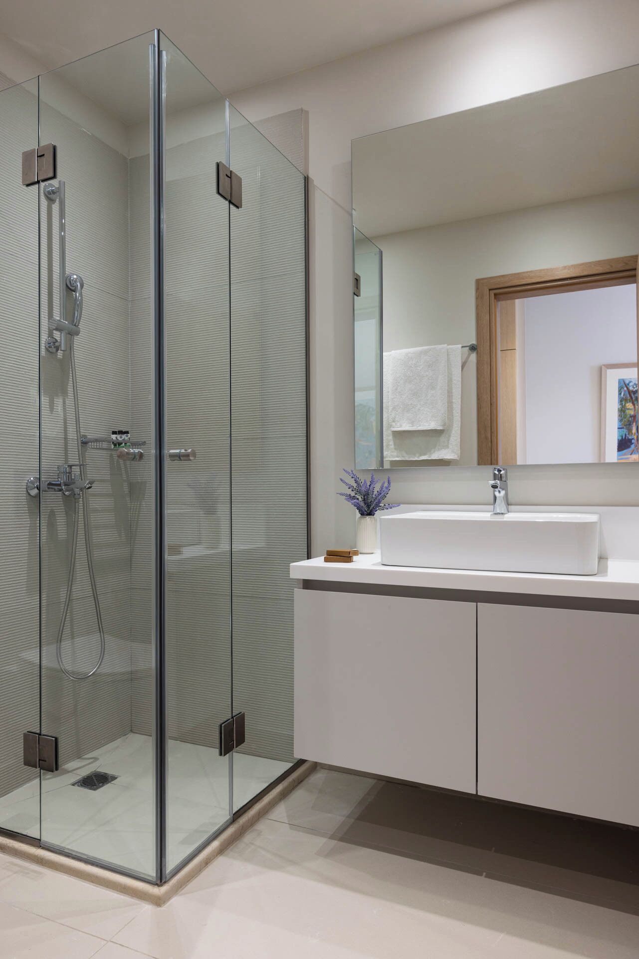 Ducha, secador de pelo, pantuflas, toallas