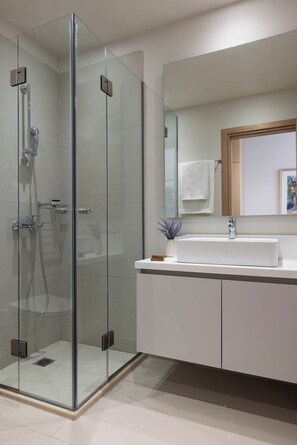 シャワー、ヘアドライヤー、スリッパ、タオル