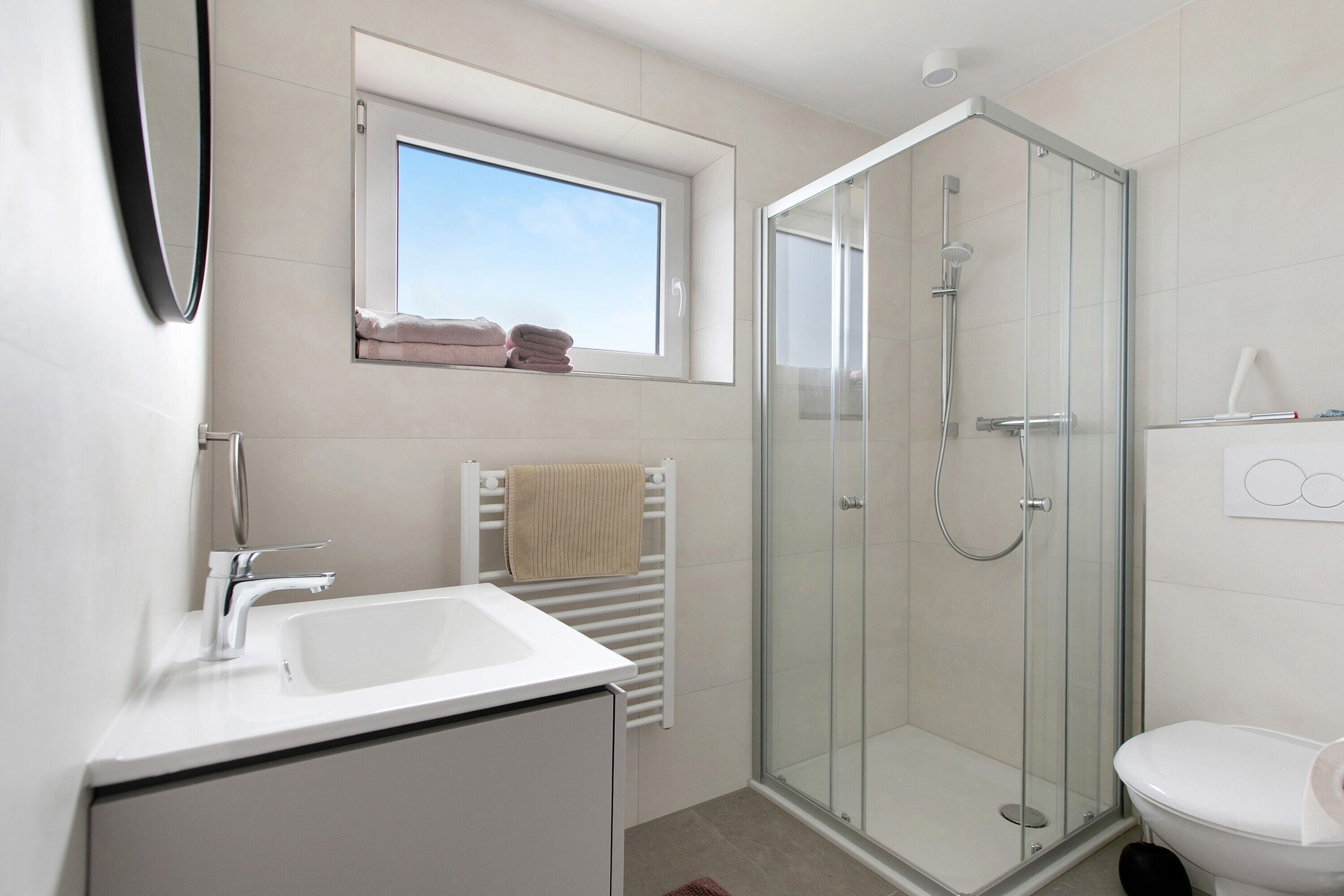 Shower, hair dryer, towels