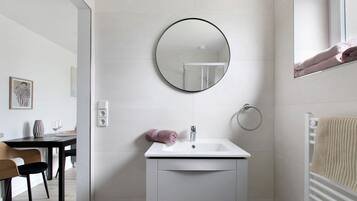 Ducha, secador de pelo, toallas