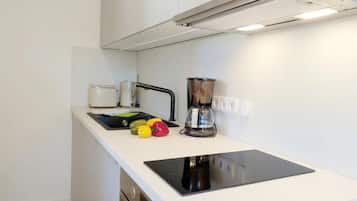 Frigorífico, microondas, horno y placa de cocina