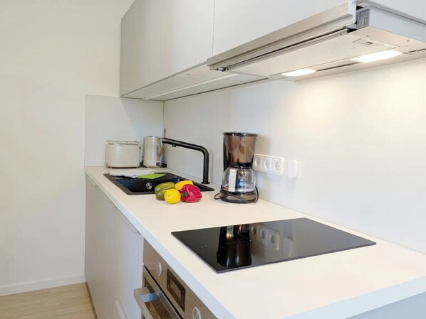 Fridge, microwave, oven, stovetop