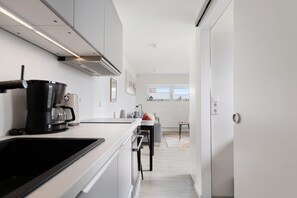 Fridge, microwave, oven, stovetop - Studio 'Emilia 2' with Private Garden and Wi-Fi (Garding)