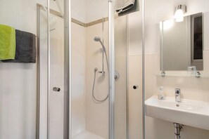 Dusche, Haartrockner, Handtücher