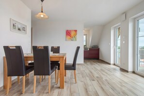 Dining - Apartment 'Bergsuite' with Mountain View, Shared Terrace and Wi-Fi (Friedrichshafen)