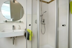 Shower, hair dryer, towels - Apartment 'Bergsuite' with Mountain View, Shared Terrace and Wi-Fi (Friedrichshafen)
