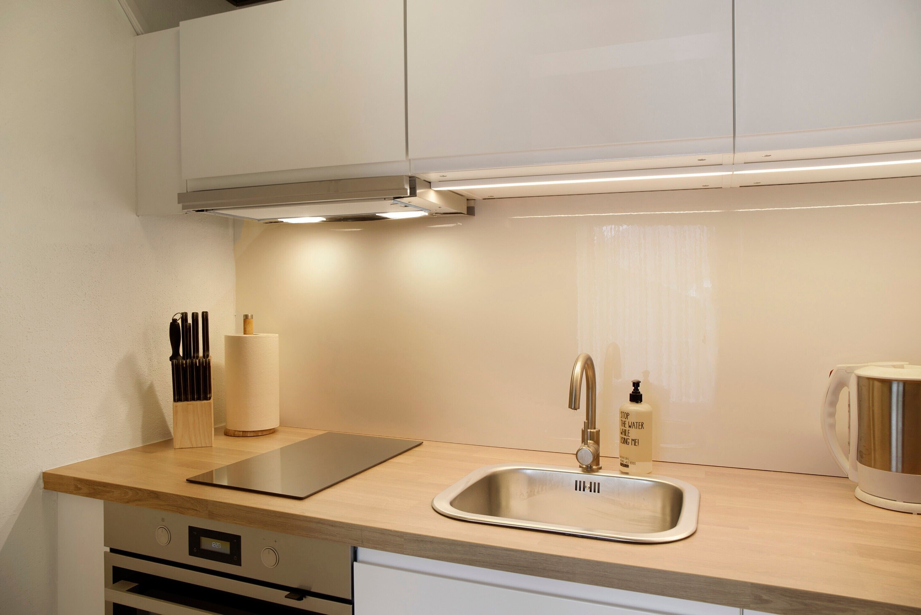 Kylskåp, ugn, spishäll och kaffe- och tebryggare