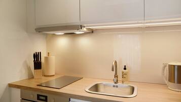 Kühlschrank, Ofen, Herdplatte, Wasserkocher mit Kaffee-/Teezubehör