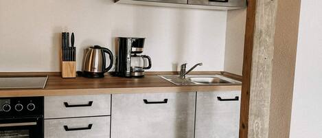 Fridge, oven, stovetop, coffee/tea maker