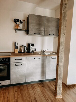 Kjøleskap, ovn, kokeplater og kaffetrakter/tekoker