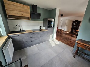 Frigorifero, forno, piano cottura, lavastoviglie