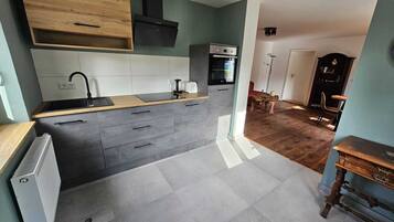 KĂŒhlschrank, Ofen, Herdplatte, GeschirrspĂŒler