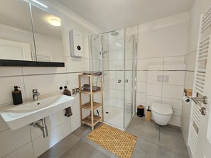 Douche, sèche-cheveux, serviettes fournies