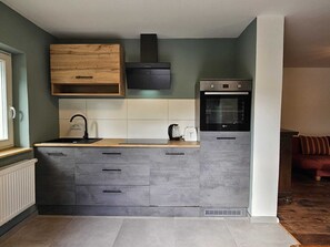 Fridge, oven, stovetop, dishwasher