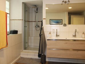 Douche, sèche-cheveux, serviettes fournies