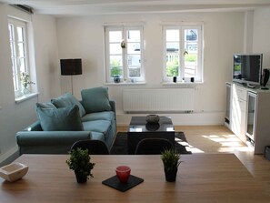 TV, fireplace - Apartment 'Ferienwohnung' with Private Terrace, Private Garden and Wi-Fi (Eslohe)