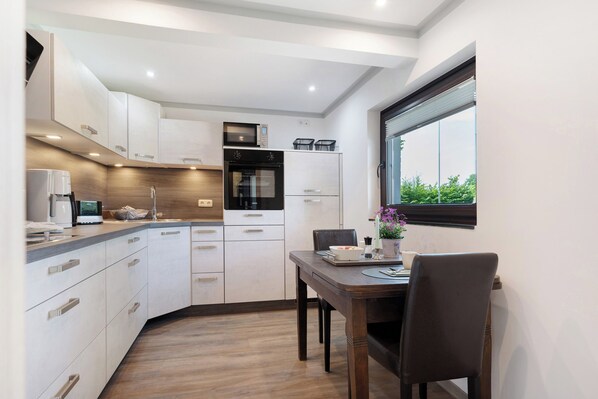 Fridge, microwave, oven, stovetop - Holiday Home 'Tina' with Private Terrace, Private Garden and Wi-Fi (Oesterwurth)