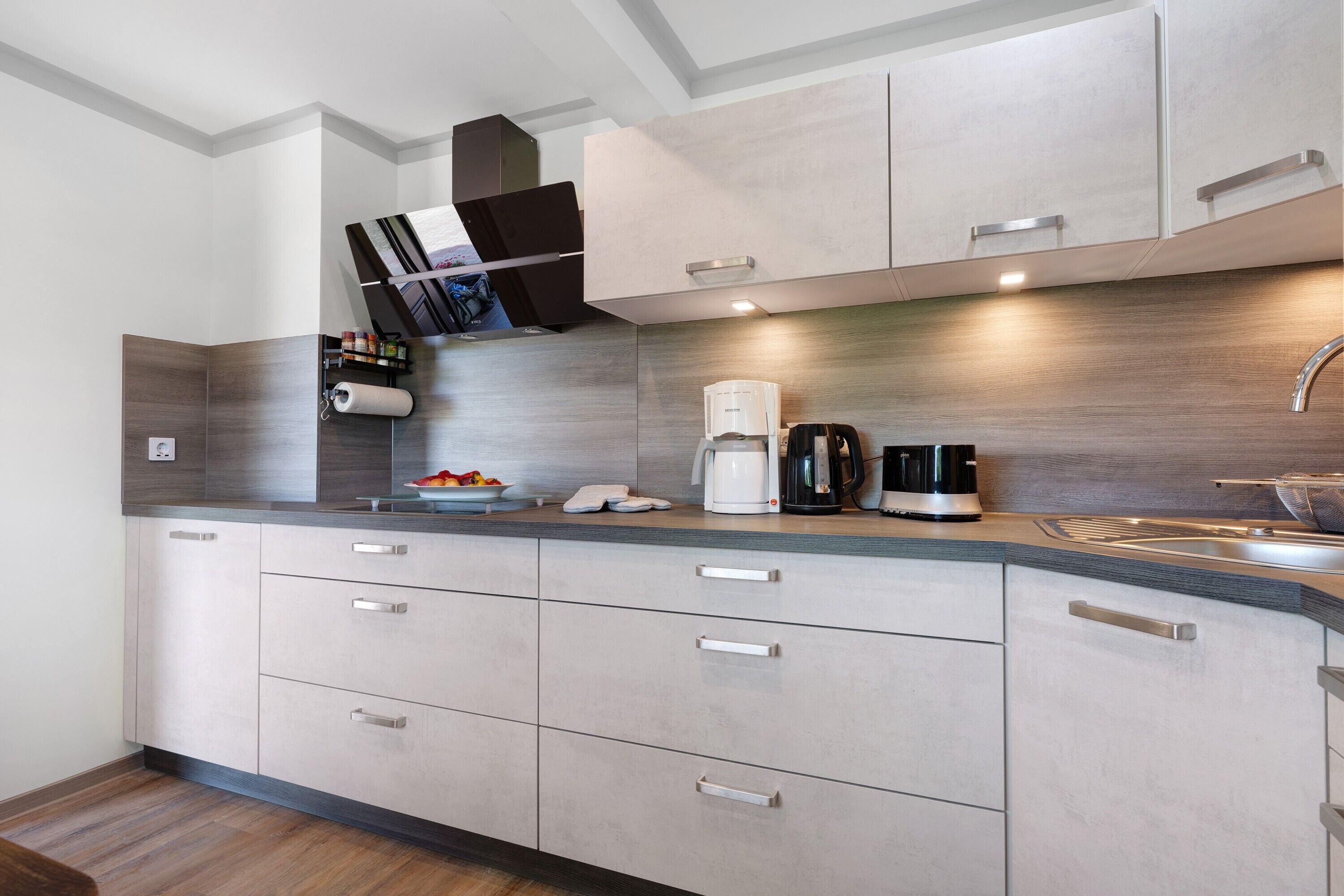 Réfrigérateur, micro-ondes, four, plaque de cuisson