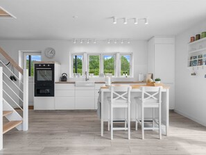 Fridge, microwave, dishwasher, cookware/dishes/utensils