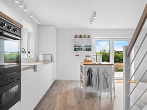 Kühlschrank, Mikrowelle, Geschirrspüler, Kochgeschirr/Geschirr/Besteck